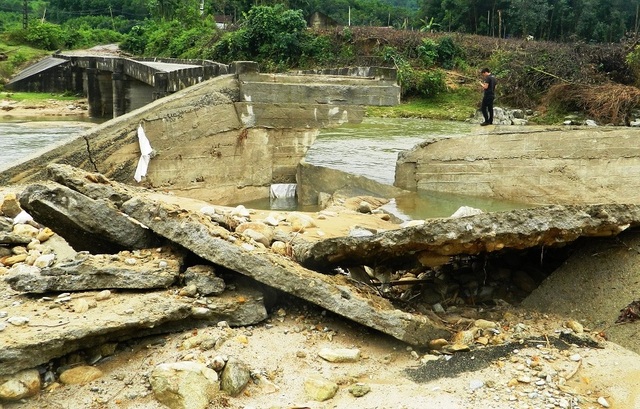 Sau mưa lũ, lộ cây cầu bê tông... không lõi thép - 3 Lộ ra mố cầu được xây dựng không có cốt thép