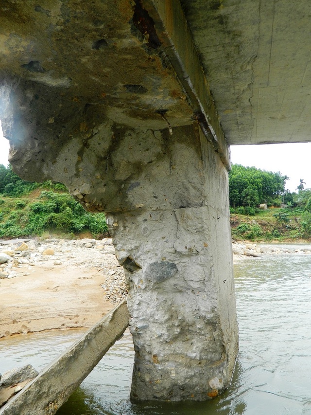 Sau mưa lũ, lộ cây cầu bê tông... không lõi thép - 4 Theo chủ đầu tư, việc mố cầu có không thép là do thiết kế