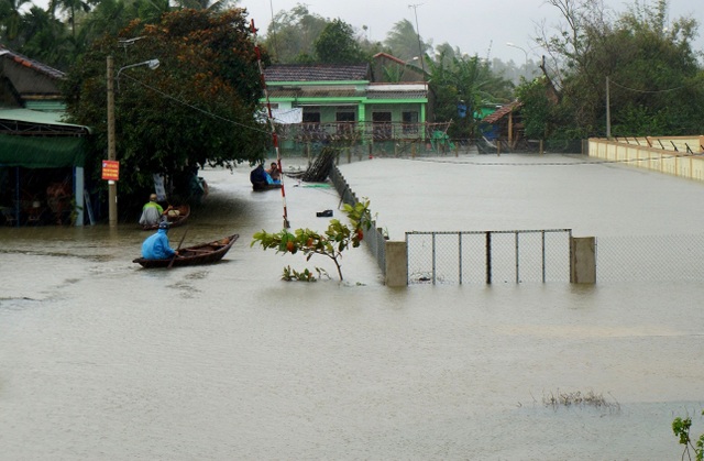 Mưa lớn cộng thủy điện xả lũ, nhiều nơi ngập sâu - 2 Người dân Tam Kỳ dùng xuồng để lưu thông ra bên ngoài
