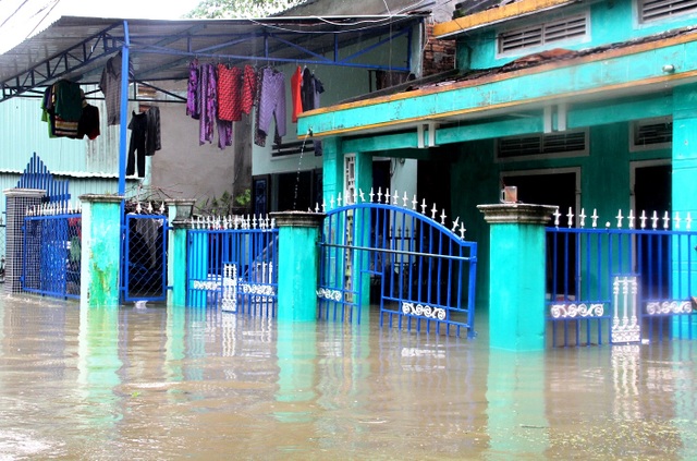 Mưa lớn cộng thủy điện xả lũ, nhiều nơi ngập sâu - 4 Nhiều ngôi nhà ở TP Tam Kỳ ngập sâu trong nước lũ