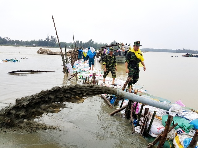 Cầu và đường bị mưa lũ cuốn trôi, hàng trăm hộ dân bị cô lập - 4 Các lực lượng đang hối hả làm lại con đường