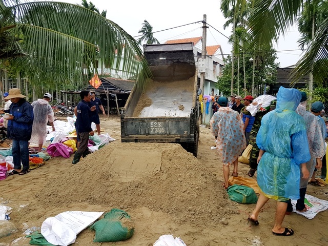 Cầu và đường bị mưa lũ cuốn trôi, hàng trăm hộ dân bị cô lập - 5 Xe ô tô chở cát đến để gia cố con đường