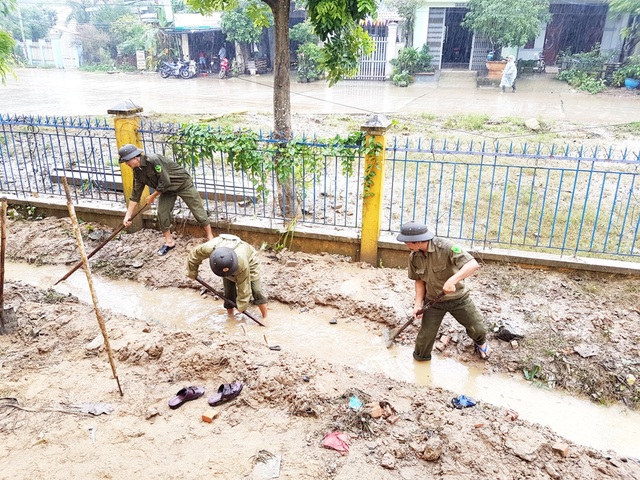 Dân quân, công an đội mưa cùng giáo viên giúp trường dọn lụt - 3 Khơi thông dòng chảy để nước rút ra ngoài