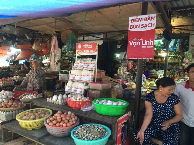 Thạc sĩ, cử nhân rời phố về quê mở... xưởng bún - 6 ... và đưa sản phẩm đóng gói vào các chợ trên địa bàn