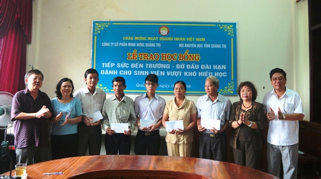 Đại diện Hội Khuyến học tỉnh Quảng Trị và Công ty Minh Hưng trao học bổng cho gia đình 5 bạn sinh viên.