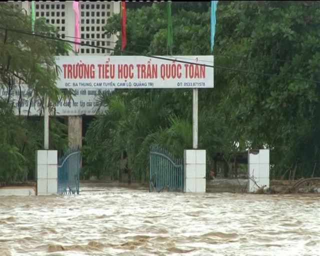 Quảng Trị: Lũ rút, trường học vẫn ngổn ngang, học sinh phải nghỉ học - 1 Trường Tiểu học Trần Quốc Toản bị ngập nặng (ảnh chụp sáng 1/11).