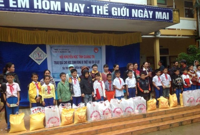 Những phần quà do Hội Khuyến học các địa phương hỗ trợ đã được trao đến các em học sinh Quảng Trị.