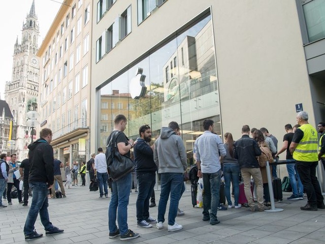 Hình ảnh phía trước một cửa hàng Apple store tại Munich trong ngày mở bán iPhone mới