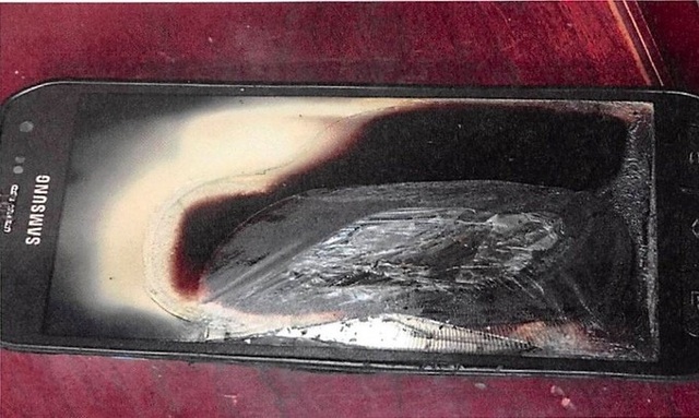 "Họa" Note7 chưa qua, Samsung lại đau đầu trước đơn kiện Galaxy S6 Active phát nổ - 2 Hình ảnh chiếc Samsung S6 Active sau khi phát nổ