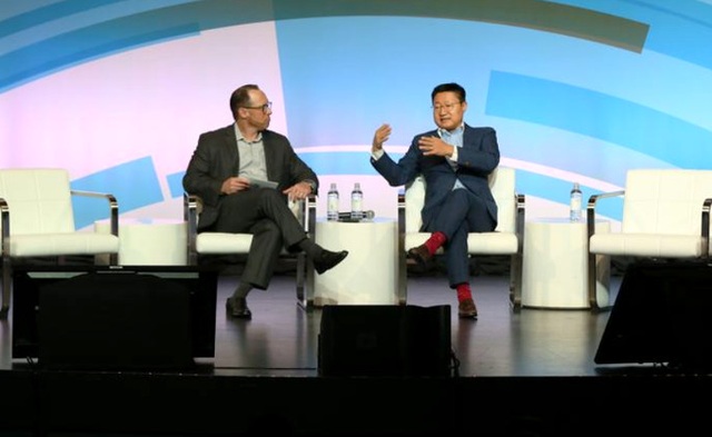 Nhân viên Samsung "đang làm việc 24/7" để thu hồi sản phẩm lỗi Note7 - 2 Gregory Lee - CEO Samsung tại chi nhánh Bắc Mỹ (trái)