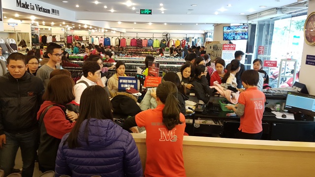 Người Hà Nội đổ xô đi mua đồ giảm giá ngày Black Friday - 9 Các nhân viên phục vụ làm việc vất vả để hỗ trợ, thanh toán cho khách