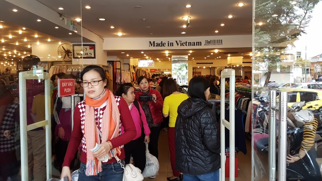 Người Hà Nội đổ xô đi mua đồ giảm giá ngày Black Friday - 11 Người Hà Nội đổ xô đi mua đồ giảm giá ngày Black Friday - 11