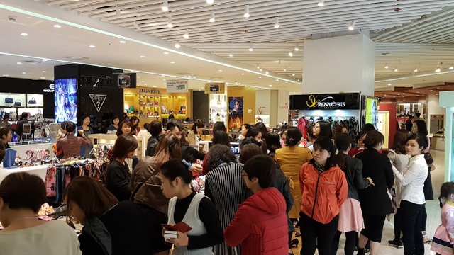 Người Hà Nội đổ xô đi mua đồ giảm giá ngày Black Friday - 1 Biển người xuất hiện tại các khu mua sắm trong ngày Black Friday