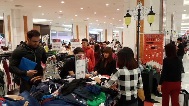 Người Hà Nội đổ xô đi mua đồ giảm giá ngày Black Friday - 19 Người Hà Nội đổ xô đi mua đồ giảm giá ngày Black Friday - 19