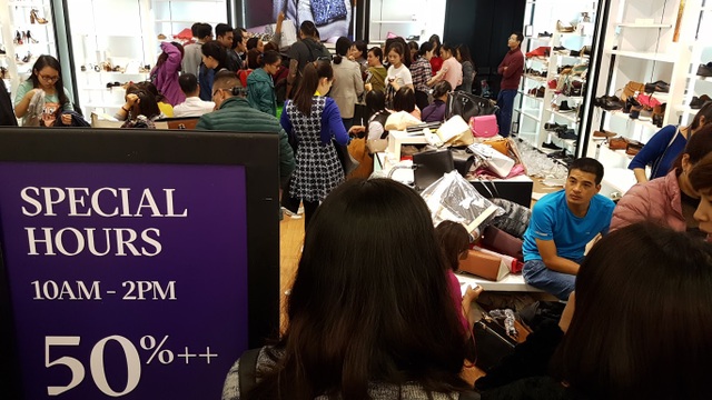 Người Hà Nội đổ xô đi mua đồ giảm giá ngày Black Friday - 20 Người Hà Nội đổ xô đi mua đồ giảm giá ngày Black Friday - 20