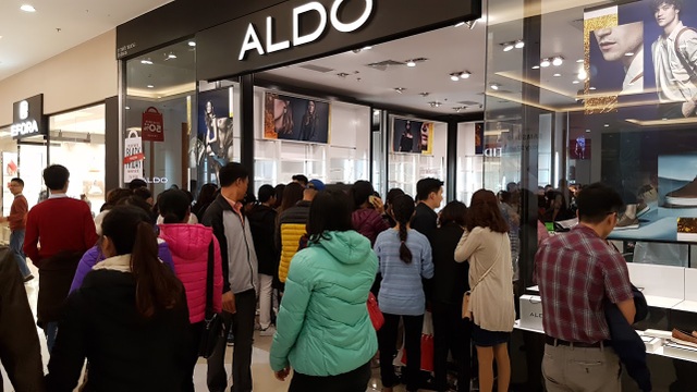 Người Hà Nội đổ xô đi mua đồ giảm giá ngày Black Friday - 15 Các shop quần áo luôn đặc biệt thu hút người mua hàng với các hình thức giảm giá mạnh