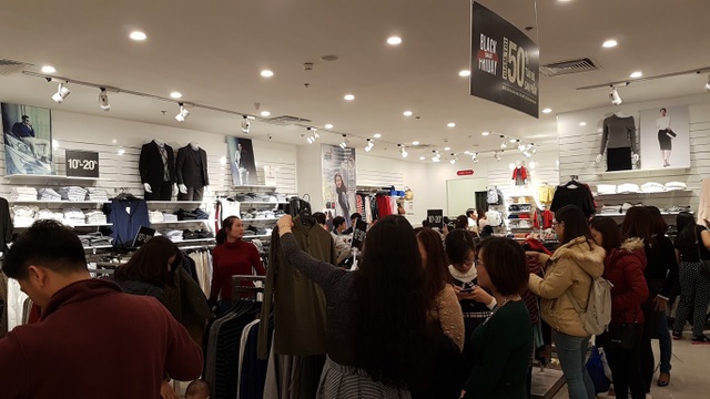 Người Hà Nội đổ xô đi mua đồ giảm giá ngày Black Friday - 16 Người Hà Nội đổ xô đi mua đồ giảm giá ngày Black Friday - 16