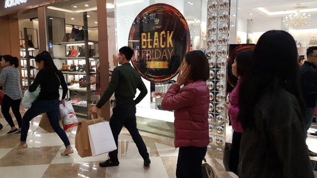 Người Hà Nội đổ xô đi mua đồ giảm giá ngày Black Friday - 17 Cảnh tượng dễ dàng bắt gặp tại các khu mua sắm trong đợt Black Friday