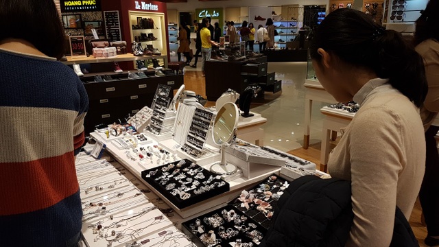 Người Hà Nội đổ xô đi mua đồ giảm giá ngày Black Friday - 2 Người Hà Nội đổ xô đi mua đồ giảm giá ngày Black Friday - 2