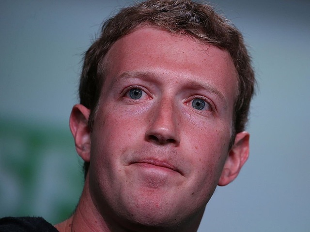 Nhìn lại những vụ bê bối công nghệ đình đám nhất năm 2016 - 12 Facebook bị cáo buộc không thể ngăn chặn các tin tức giả mạo được đăng tải, được cho là ảnh hưởng tới kết quả cuộc bầu cử tổng thống Mỹ.