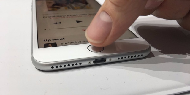 Nhìn lại những vụ bê bối công nghệ đình đám nhất năm 2016 - 8 Apple dùng đến từ can đảm khi đề cập đến quyết định loại bỏ jack cắm tai nghe trên mẫu iPhone mới nhất của họ