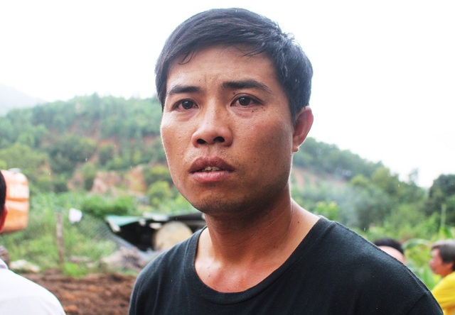 Di tản từ đêm hôm trước, anh Phan Hùng Cường cùng vợ và con thoát nạn nhưng căn nhà mới vào ở được một tháng đã bị chôn vùi dưới đống đổ nát