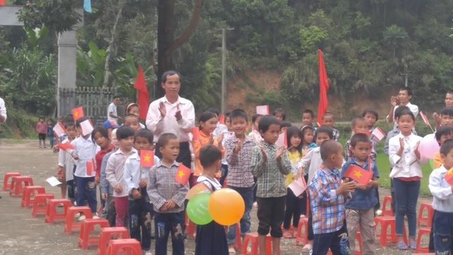 Xúc động lễ khai giảng nơi vùng biên giới - 3 Chào đón học sinh lớp 1