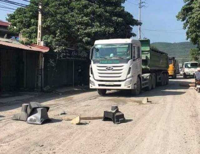 Dân mang vật dụng ra chặn xe tải vì đường quá bụi bặm - 2