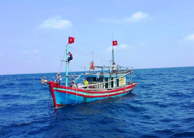 Cứu 5 thuyền viên trên con tàu gặp nạn ngoài biển - 1 Con tàu gặp nạn khi đang đánh bắt hải sản trên biển