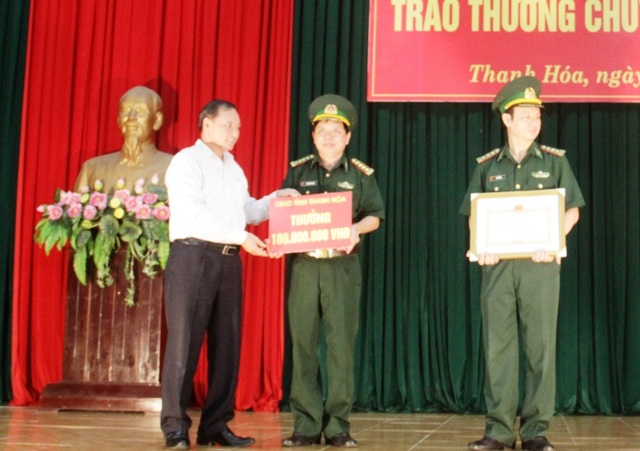 Thưởng "đậm" ban chuyên án bắt 69 bánh heroin - 1 Ông Nguyễn Đức Quyền - Phó chủ tịch thường trực UBND tỉnh Thanh Hóa trao phần thưởng trị giá 100 triệu đồng cho ban chuyên án