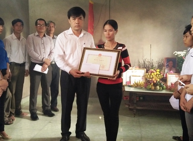 Truy tặng bằng khen cho nữ sinh quên mình cứu bạn - 3 Truy tặng Bằng khen cho em Trần Thị Thu Hà đã dũng cảm hy sinh cứu bạn thoát đuối nước