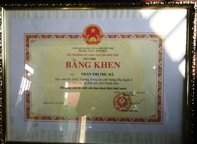 Truy tặng bằng khen cho nữ sinh quên mình cứu bạn - 1 Bằng khen của Bộ trưởng Bộ GD&ĐT cho em Trần Thị Thu Hà đã dũng cảm hy sinh cứu bạn thoát khỏi đuối nước