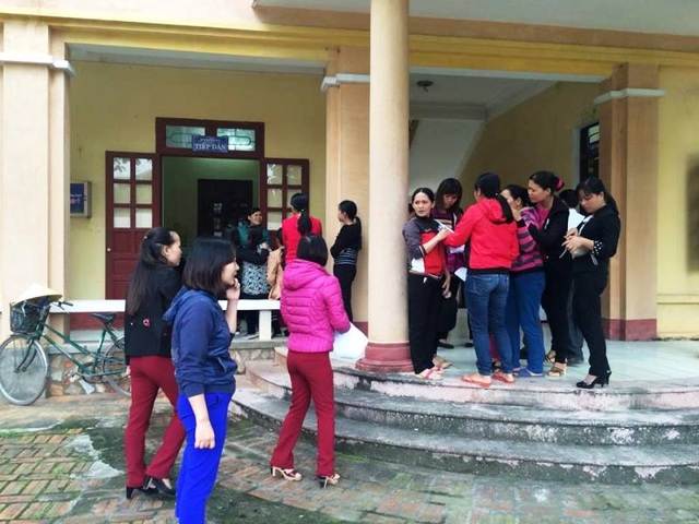 Tổng liên đoàn Lao động “lên tiếng” vụ giáo viên bị chấm dứt hợp đồng - 1 Hàng chục giáo viên đến địa điểm tiếp dân của huyện Yên Định ngày 31/10 vừa qua để gặp lãnh đạo huyện