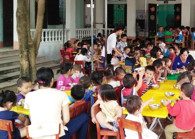 Áp lực căng thẳng đối với bậc học Mầm non - 4 Thiếu cơ sở vật chất, các cháu phải ăn ở ngoài sân