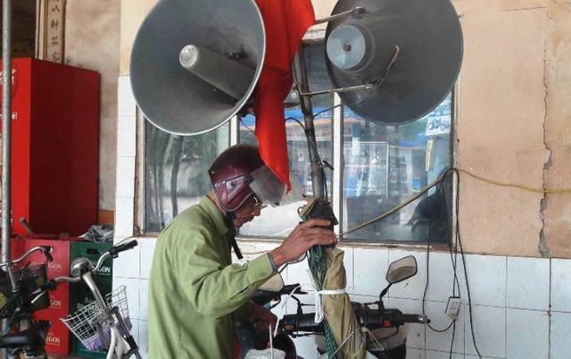 10 năm “vác tù và”, "cõng" loa phát thanh di động đi tuyên truyền giao thông - 4 Người dân địa phương đã quá quen thuộc với hình ảnh của ông