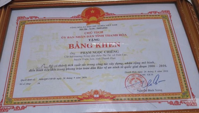 10 năm “vác tù và”, "cõng" loa phát thanh di động đi tuyên truyền giao thông - 5 Ông đã được Chủ tịch UBND tỉnh Thanh Hóa tặng Bằng khen