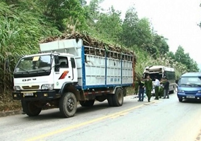 Xe khách "cắn" đuôi xe tải, 11 người bị thương - 1 Hiện trường vụ tai nạn