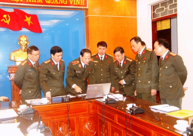 Bắt đối tượng phát tán thông tin có nội dung phản động trên mạng xã hội - 2
Thiếu tướng Trịnh Xuyên - Giám đốc Công an tỉnh Thanh Hóa trực tiếp chỉ đạo điều tra phá án. (Ảnh: P.V)