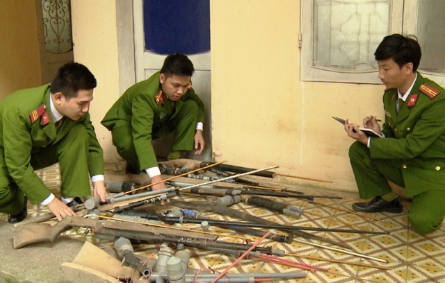 Người dân giao nộp hơn 200 khẩu súng - 1 Công an huyện Thường Xuân kiểm kê súng, vật liệu nổ và công cụ hỗ trợ do người dân giao nộp