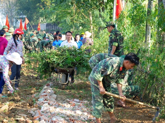 Gần 100 chiến sĩ bộ đội giúp dân chuẩn bị đón giáng sinh - 3 Bộ đội cùng dân dọn dẹp vệ sinh đường làng, ngõ xóm