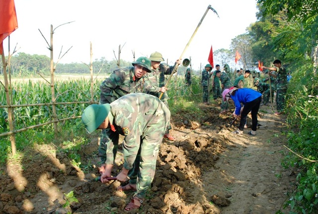 Gần 100 chiến sĩ bộ đội giúp dân chuẩn bị đón giáng sinh - 6 Làm đường giao thông nông thôn
