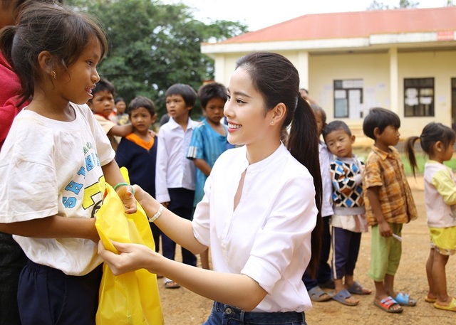 Hoa khôi Nam Em vượt 300km mang trung thu đến với trẻ em K'Ho - 4 Hoa khôi Nam Em vượt 300km mang trung thu đến với trẻ em K'Ho - 4