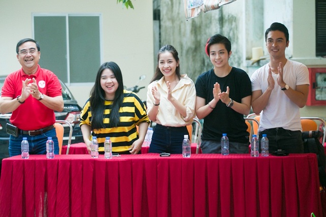 Chi Pu đón Trung thu cùng 150 trẻ khuyết tật - 3
Diễn viên Lukas Công Dương, Vân Anh trong phim “Tỉnh giấc tôi thấy mình trong ai” cũng tham gia chuyến đi ý nghĩa.
