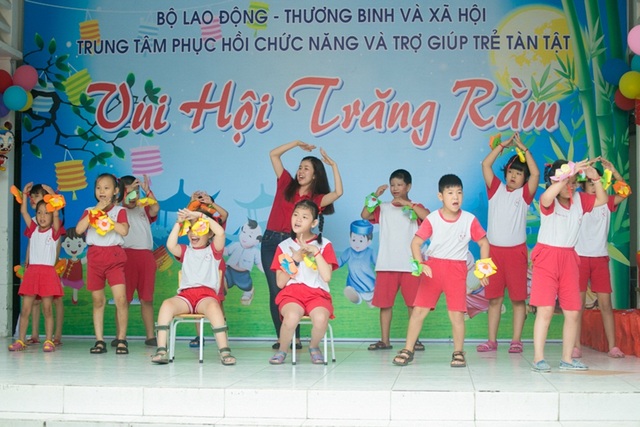Chi Pu đón Trung thu cùng 150 trẻ khuyết tật - 6 Các thầy cô trung tâm mang đến những tiết mục biểu diễn thú vị, đặc sắc như múa lân, hát múa, trình diễn thời trang tái chế kêu gọi bảo vệ môi trường, diễn kịch an toàn giao thông...