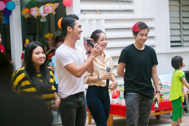 Chi Pu đón Trung thu cùng 150 trẻ khuyết tật - 5 Chi Pu và những người bạn của mình đã có những giờ phút giao lưu vui vẻ và ấm áp.