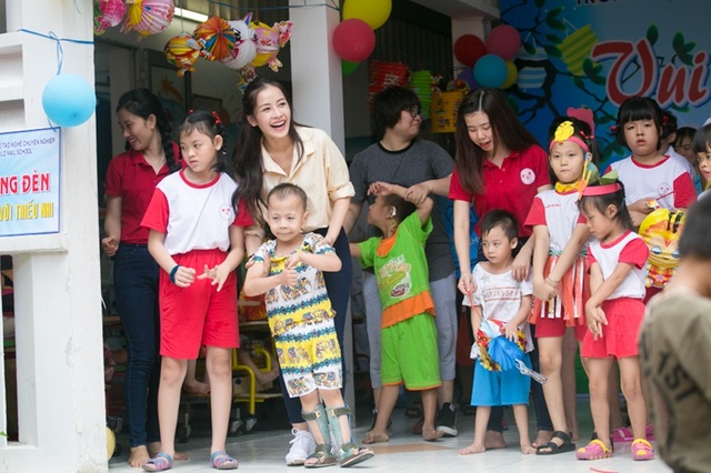 Chi Pu đón Trung thu cùng 150 trẻ khuyết tật - 1 Chi Pu cùng các thành viên trong Fan club vừa tổ chức ngày hội vui chơi và trao quà tặng 150 em khuyết tật đang điều trị tại Trung tâm phục hồi chức năng và Trợ giúp trẻ tàn tật TP.HCM.