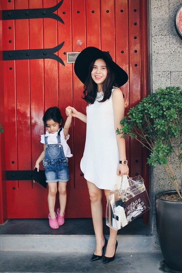 Thời trang “ton sur ton” siêu đẹp của 3 cặp mẹ con Vbiz Việt - 22 Với những trang phục đời thường đa dạng, con gái Lưu Hương Giang được mệnh danh là fashionista nhí sành điệu của showbiz Việt.