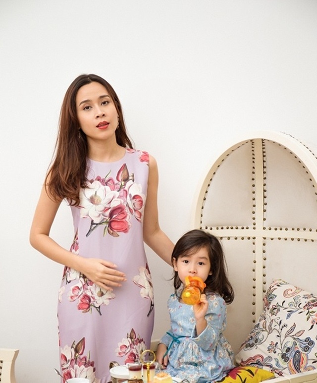 Thời trang “ton sur ton” siêu đẹp của 3 cặp mẹ con Vbiz Việt - 19 Lưu Hương Giang chia sẻ, tuy còn bé nhưng Mina đã biết cách chọn trang phục ra ngoài hay đi học vô cùng chất.