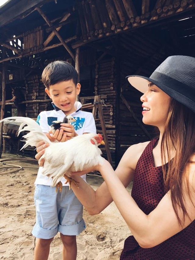 Thời trang “ton sur ton” siêu đẹp của 3 cặp mẹ con Vbiz Việt - 16 Subeo đích thị là “người tình” bé nhỏ của mẹ.