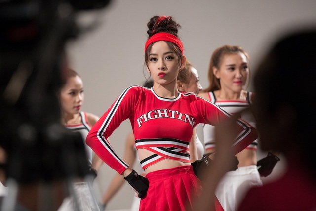Chi Pu khoe vũ đạo ca khúc từng diễn chung với dàn sao châu Á - 6
Trong MV phiên bản dance này, Chi Pu cùng OH Dance Crew khoe vũ đạo đẹp mắt trên võ đài. Nữ diễn viên mặc trang phục đỏ nổi bật, tóc búi cao thu hút qua từng biểu cảm.